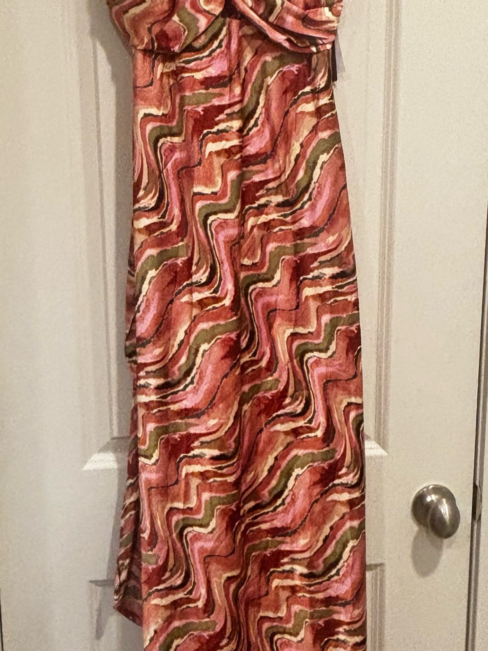 Backless Maxi Dress in Multicolor Wave Print